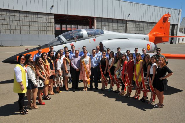 La Federación de Peñas Huertanas y la Reina de la Huerta de Murcia visitan la Academia General del Aire - 3, Foto 3