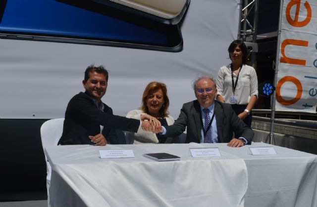 David Martínez, director general de One Telecom; María Isabel Sánchez-Mora, consejera de Educación y Universidades; y José Antonio Planes, presidente de Inforges., Foto 1