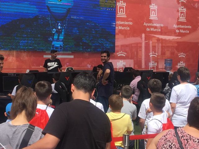 Centenares de personas visitan la Plaza Circular para celebrar el Día de Internet - 1, Foto 1