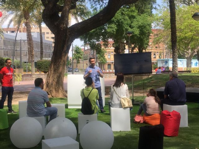 Centenares de personas visitan la Plaza Circular para celebrar el Día de Internet - 2, Foto 2