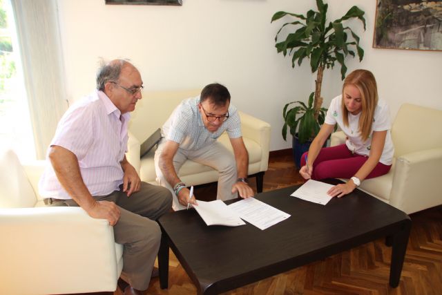 El Ayuntamiento de Alhama y Cruz Roja renuevan su convenio para la gestión de ayudas - 1, Foto 1