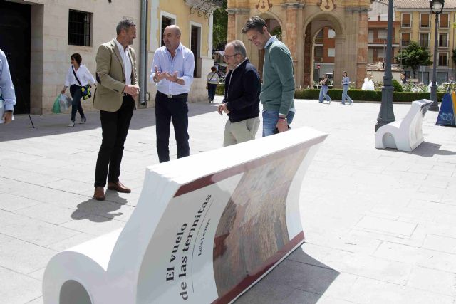 Caravaca instala junto a la Casa de la Cultura dos bancos literarios con libros de Luis Leante y Miguel Sánchez Robles - 1, Foto 1