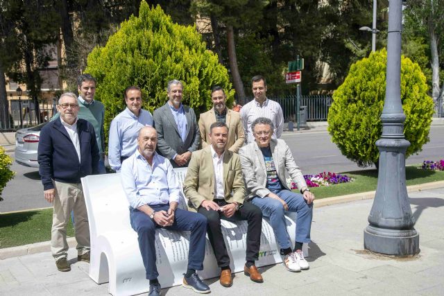 Caravaca instala junto a la Casa de la Cultura dos bancos literarios con libros de Luis Leante y Miguel Sánchez Robles - 2, Foto 2