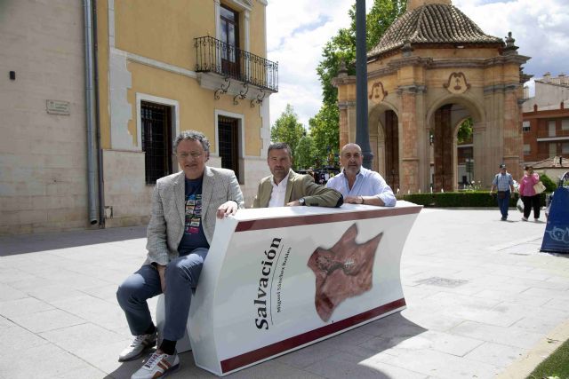 Caravaca instala junto a la Casa de la Cultura dos bancos literarios con libros de Luis Leante y Miguel Sánchez Robles - 3, Foto 3