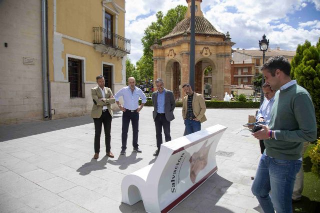 Caravaca instala junto a la Casa de la Cultura dos bancos literarios con libros de Luis Leante y Miguel Sánchez Robles - 4, Foto 4