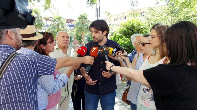 Javier Sánchez: Teodoro García juega con los pensionistas al dominó con una mano y la otra se la mete en sus carteras - 2, Foto 2