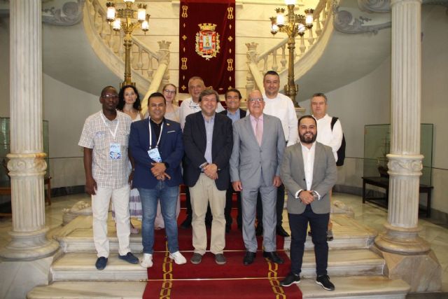 Los participantes en la II Feria de Dinamización del Comercio de la Región recorren Cartagena - 1, Foto 1