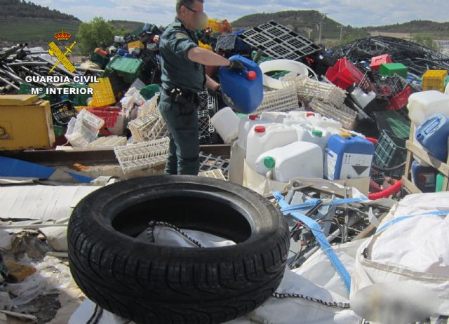 La Guardia Civil inspecciona dos explotaciones agrícolas y un centro de gestión de residuos y detecta 21 infracciones en materia de residuos, industria, sanidad vegetal y protección ambiental - 1, Foto 1