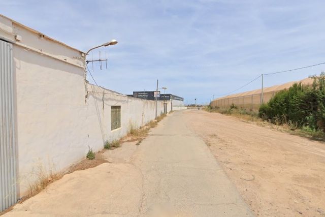 MC demanda la construcción de una acera para garantizar la seguridad de los peatones en el acceso al cementerio de Nuestra Señora de Los Llanos - 2, Foto 2