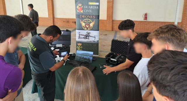 La Guardia Civil recibe la visita de alumnos de Bachillerato y ESO del centro educativo ELIS Murcia - 1, Foto 1