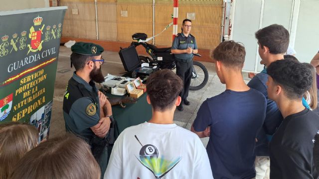 La Guardia Civil recibe la visita de alumnos de Bachillerato y ESO del centro educativo ELIS Murcia - 2, Foto 2