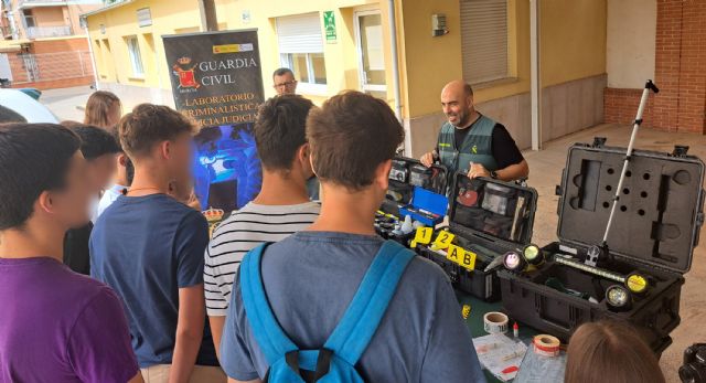 La Guardia Civil recibe la visita de alumnos de Bachillerato y ESO del centro educativo ELIS Murcia - 3, Foto 3