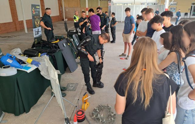 La Guardia Civil recibe la visita de alumnos de Bachillerato y ESO del centro educativo ELIS Murcia - 4, Foto 4