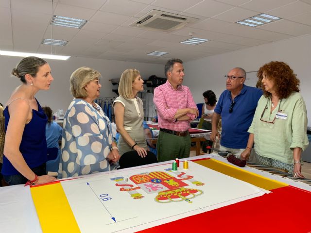 Alumnas del proyecto Proempleo inician el bordado en seda y oro de la bandera de España - 2, Foto 2