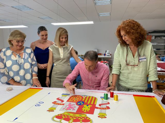 Alumnas del proyecto Proempleo inician el bordado en seda y oro de la bandera de España - 5, Foto 5