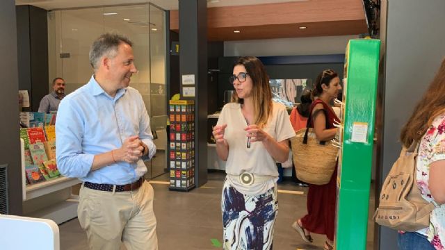 Fulgencio Gil visita las oficinas de Correos en Lorca para conocer sus sugerencias y reforzar su promoción municipal - 1, Foto 1