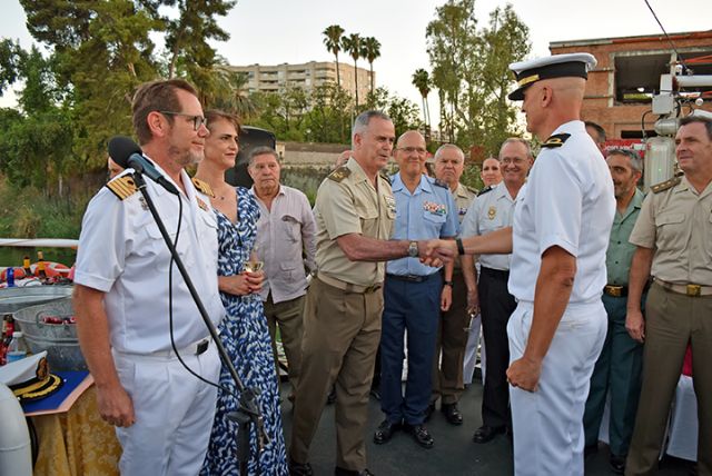 España. Sevilla . Fiesta en honor a la Patrona de la Armada la Virgen del Carmen en el gran catamarán “Luna de Sevilla” por el Guadalquivir - 3, Foto 3