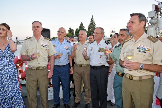 España. Sevilla . Fiesta en honor a la Patrona de la Armada la Virgen del Carmen en el gran catamarán “Luna de Sevilla” por el Guadalquivir - 4, Foto 4