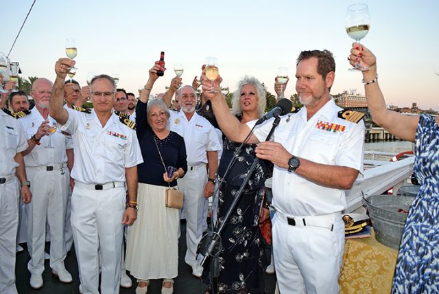 España. Sevilla . Fiesta en honor a la Patrona de la Armada la Virgen del Carmen en el gran catamarán “Luna de Sevilla” por el Guadalquivir - 5, Foto 5