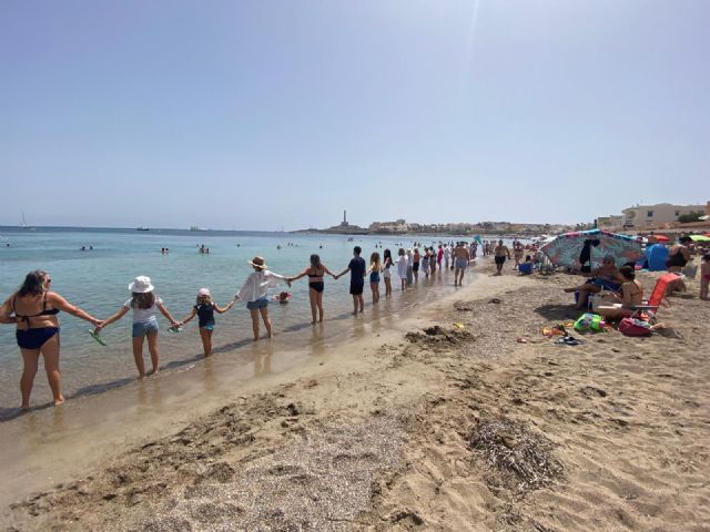 Más de un millar de personas participan en una cadena humana en las playas contra la Ley de Costas - 1, Foto 1