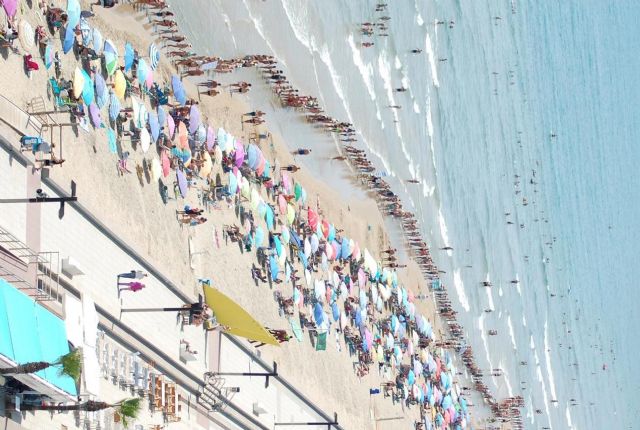 Más de un millar de personas participan en una cadena humana en las playas contra la Ley de Costas - 3, Foto 3