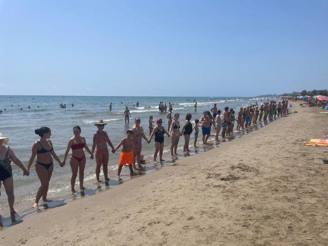 Más de un millar de personas participan en una cadena humana en las playas contra la Ley de Costas - 4, Foto 4