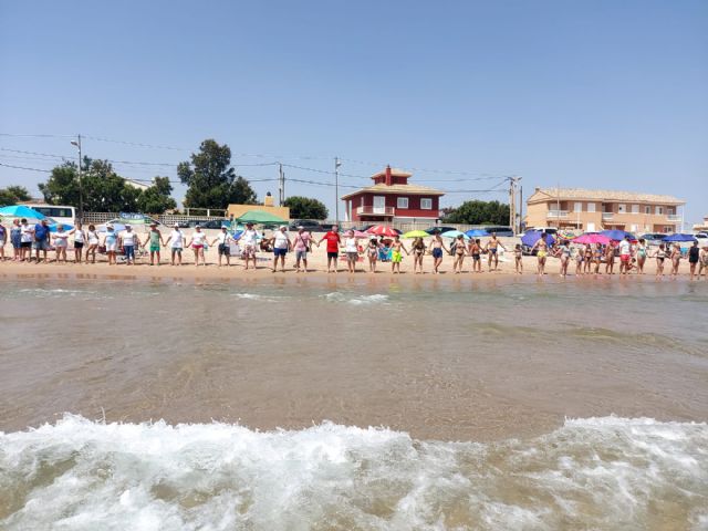 Más de un millar de personas participan en una cadena humana en las playas contra la Ley de Costas - 5, Foto 5