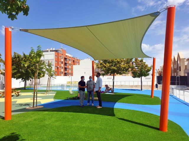 La Concejalía de Deportes mejoró el sombraje, pavimento y ajardinamiento de la piscina municipal de Caravaca - 1, Foto 1