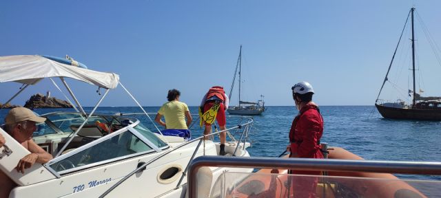 Cruz Roja de Águilas asiste a dos embarcaciones con avería en motor - 1, Foto 1