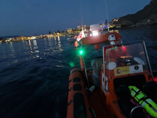 Cruz Roja de Águilas asiste a dos embarcaciones con avería en motor - 4, Foto 4