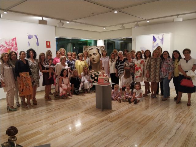 Inauguración de la exposición “Esencias de Mujer”, organizada por el Coro de Damas de la Virgen de la Amargura - 3, Foto 3