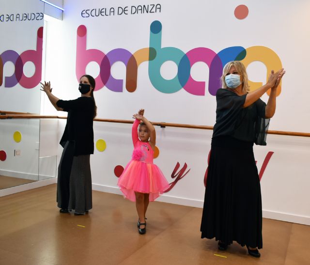 Una escuela de danza  adecúa sus instalaciones al Covid-19 para que una abuela y su nieta den por primera vez una clase de flamenco - 1, Foto 1