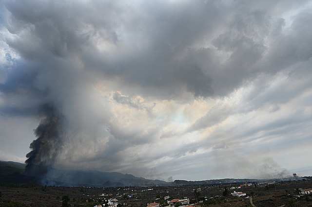 Pedro Sánchez visita las zonas afectadas por la erupción volcánica en La Palma - 2, Foto 2