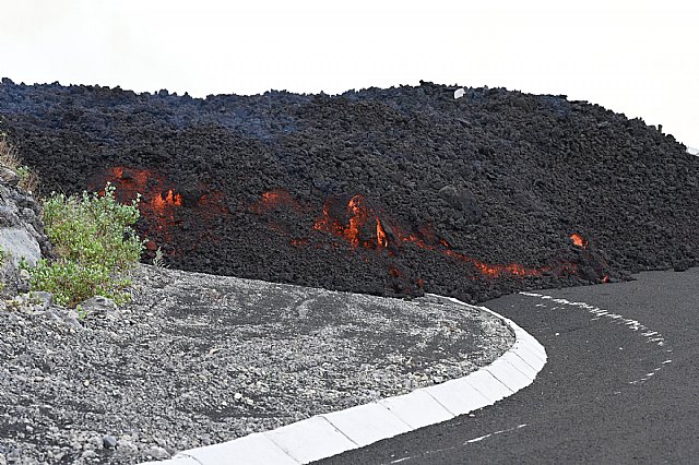 Pedro Sánchez visita las zonas afectadas por la erupción volcánica en La Palma - 3, Foto 3