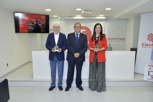 El Colegio de Economistas entrega el Ecónomo Honorífico a Cáritas, a la Orquesta Sinfónica y a la directora Virginia Martínez con motivo del Concierto Solidario del Centenario - 1, Foto 1