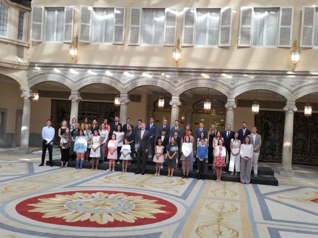 Don Felipe recibe en El Pardo a los escolares ganadores de la 40ª edición del certamen ¿Qué es un rey para ti? - 1, Foto 1