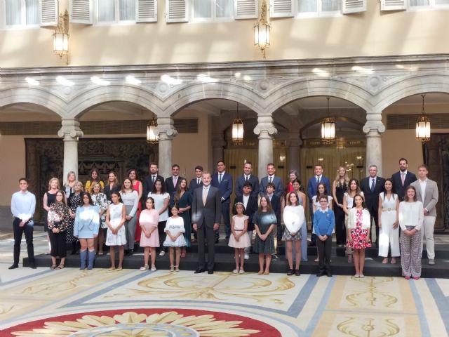 Don Felipe recibe en El Pardo a los escolares ganadores de la 40ª edición del certamen ¿Qué es un rey para ti? - 2, Foto 2