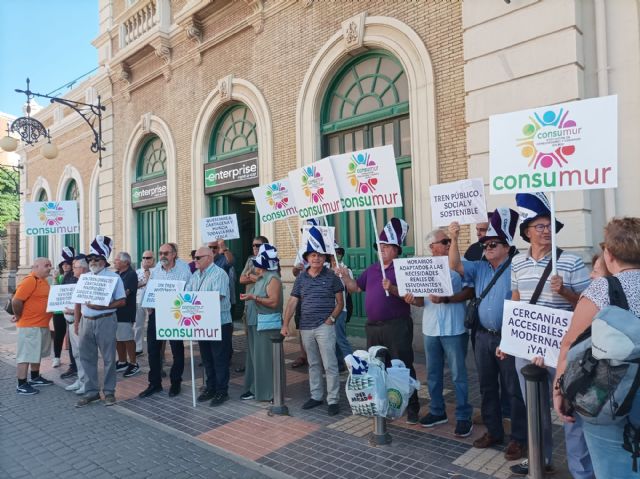 CONSUMUR – COMOV se concentra en la estación de tren de Cartagena en protesta por la deficiente política en materia de infraestructuras ferroviarias - 1, Foto 1