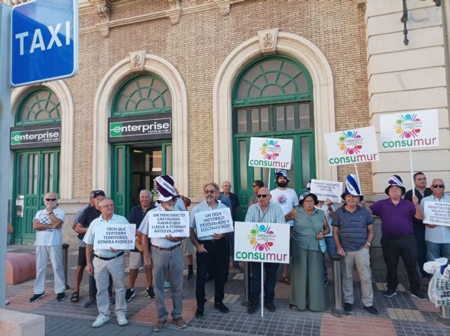 CONSUMUR – COMOV se concentra en la estación de tren de Cartagena en protesta por la deficiente política en materia de infraestructuras ferroviarias - 2, Foto 2