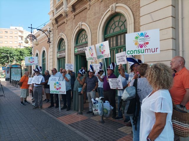 CONSUMUR – COMOV se concentra en la estación de tren de Cartagena en protesta por la deficiente política en materia de infraestructuras ferroviarias - 3, Foto 3