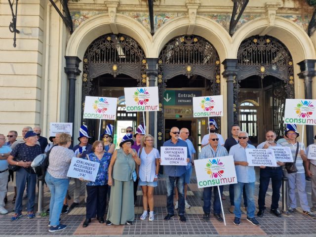 CONSUMUR – COMOV se concentra en la estación de tren de Cartagena en protesta por la deficiente política en materia de infraestructuras ferroviarias - 5, Foto 5