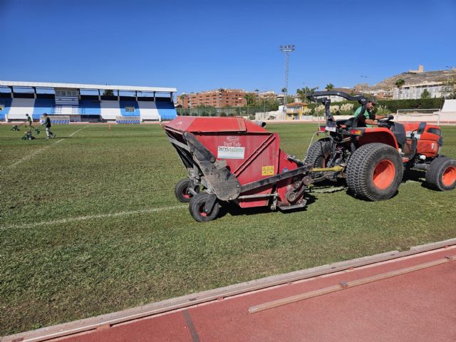 Labores habituales de adecuación y resiembra del césped del Uva Monastrell - 1, Foto 1