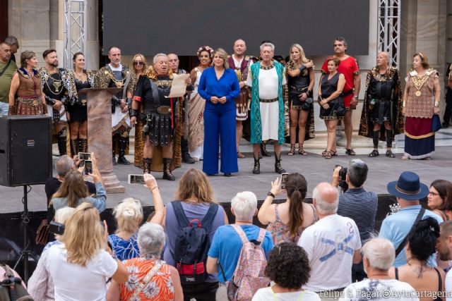 El pregonillo anuncia por las calles de Cartagena el inicio de las fiestas de Carthagineses y Romanos, que hoy encienden el fuego sagrado - 1, Foto 1