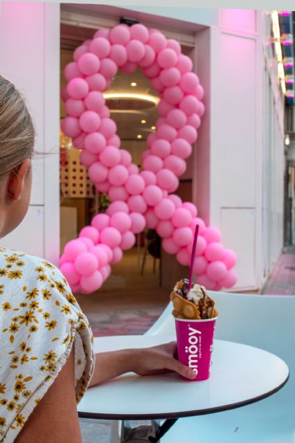 La cadena de yogur helado Smo¨oy se ilumina de rosa en apoyo al Día Mundial del Cáncer de Mama - 1, Foto 1