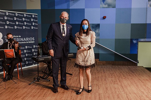 El Colegio Oficial de Veterinarios de Badajoz premia a Cátedra Animales y Sociedad por su labor en Huellas de Colores - 1, Foto 1