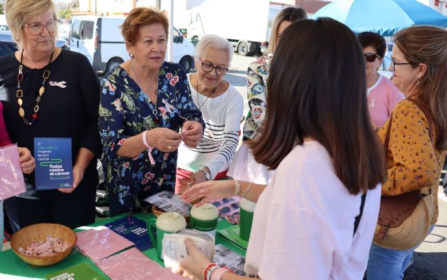 La AEEC visibiliza un año más la lucha contra el cáncer de mama en el mercado semanal - 1, Foto 1