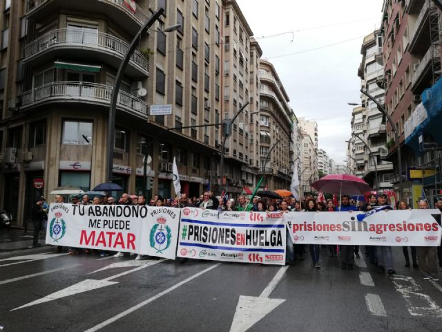 Trabajadores de Instituciones Penitenciarias se manifiestan frente a la Delegación del Gobierno y cortan varias calles de la ciudad - 1, Foto 1