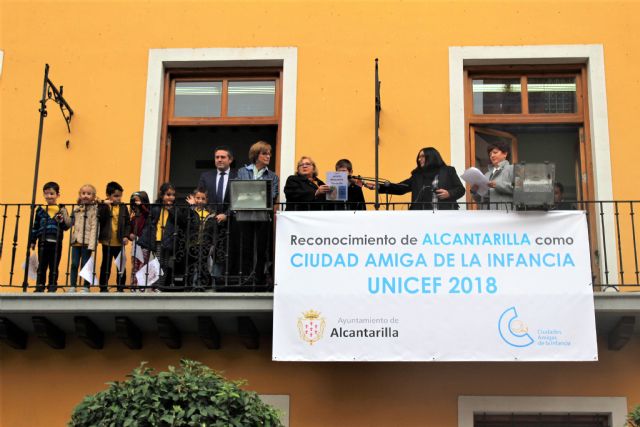 La lluvia no impide que Alcantarilla conmemore con los colegios y los alumnos de 5 años el 20N  Día Universal del Niñ@ - 1, Foto 1