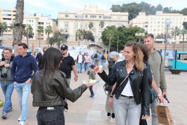 Puerto de Cartagena protagoniza la última campaña de APOEXPA con el reparto de botes de uva y mandarina a los cerca de 6.000 cruceristas llegan a Cartagena - 1, Foto 1