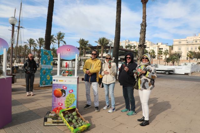 Puerto de Cartagena protagoniza la última campaña de APOEXPA con el reparto de botes de uva y mandarina a los cerca de 6.000 cruceristas llegan a Cartagena - 2, Foto 2